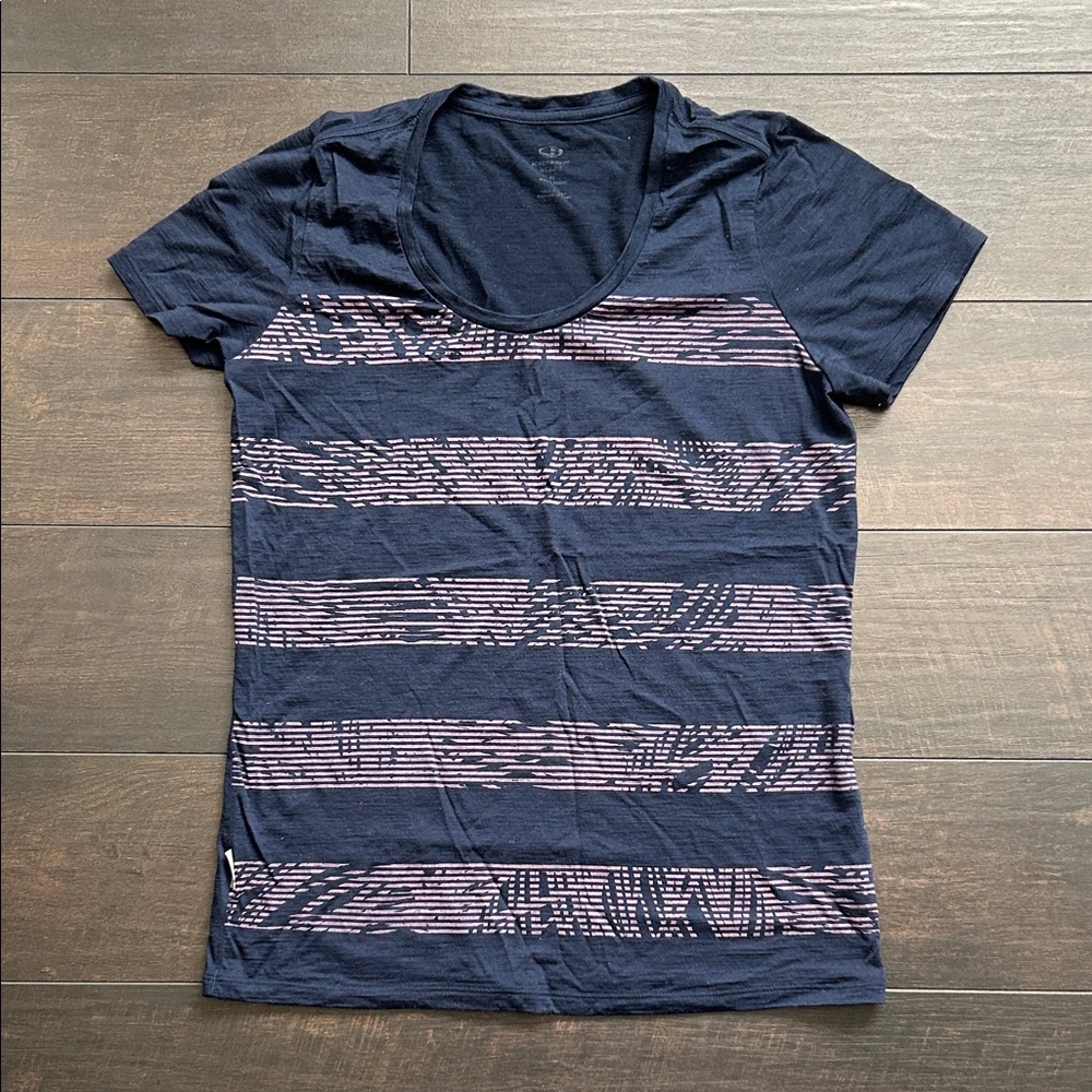 Icebreaker merino wool short sleeved T - size M - navy